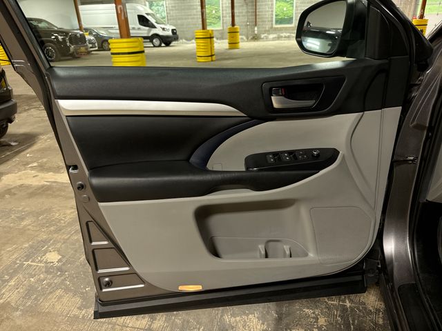 Thumbnail: 2019 Toyota Highlander - 32
