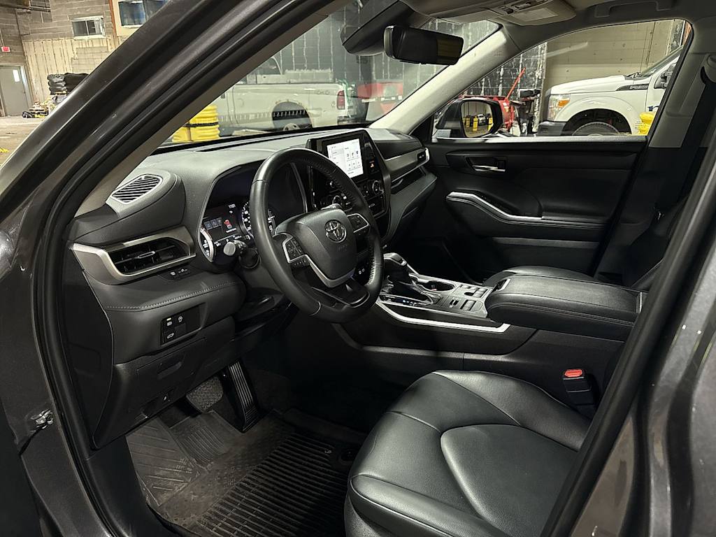 Thumbnail: 2023 Toyota Highlander - 9