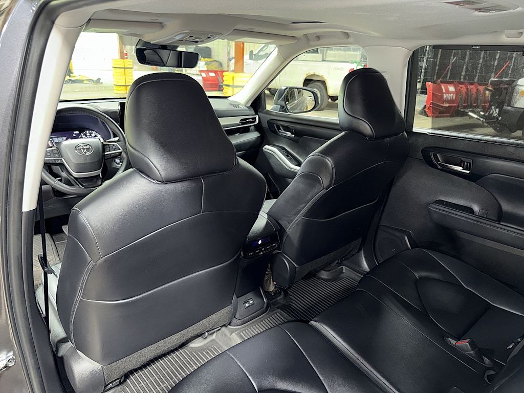 Thumbnail: 2023 Toyota Highlander - 32