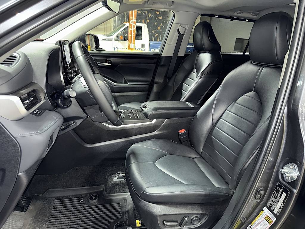 Thumbnail: 2023 Toyota Highlander - 10
