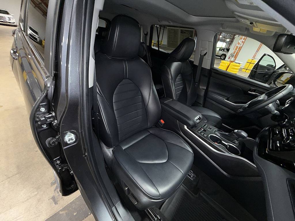 Thumbnail: 2023 Toyota Highlander - 11
