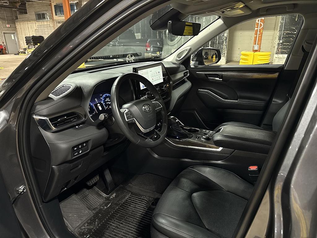 Thumbnail: 2023 Toyota Highlander - 9