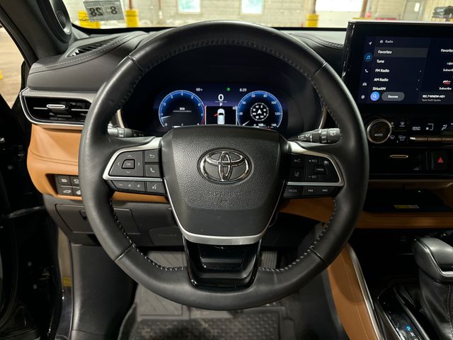 Thumbnail: 2023 Toyota Highlander - 2