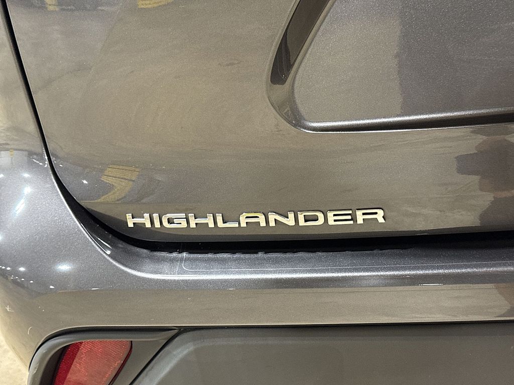 Thumbnail: 2023 Toyota Highlander - 6