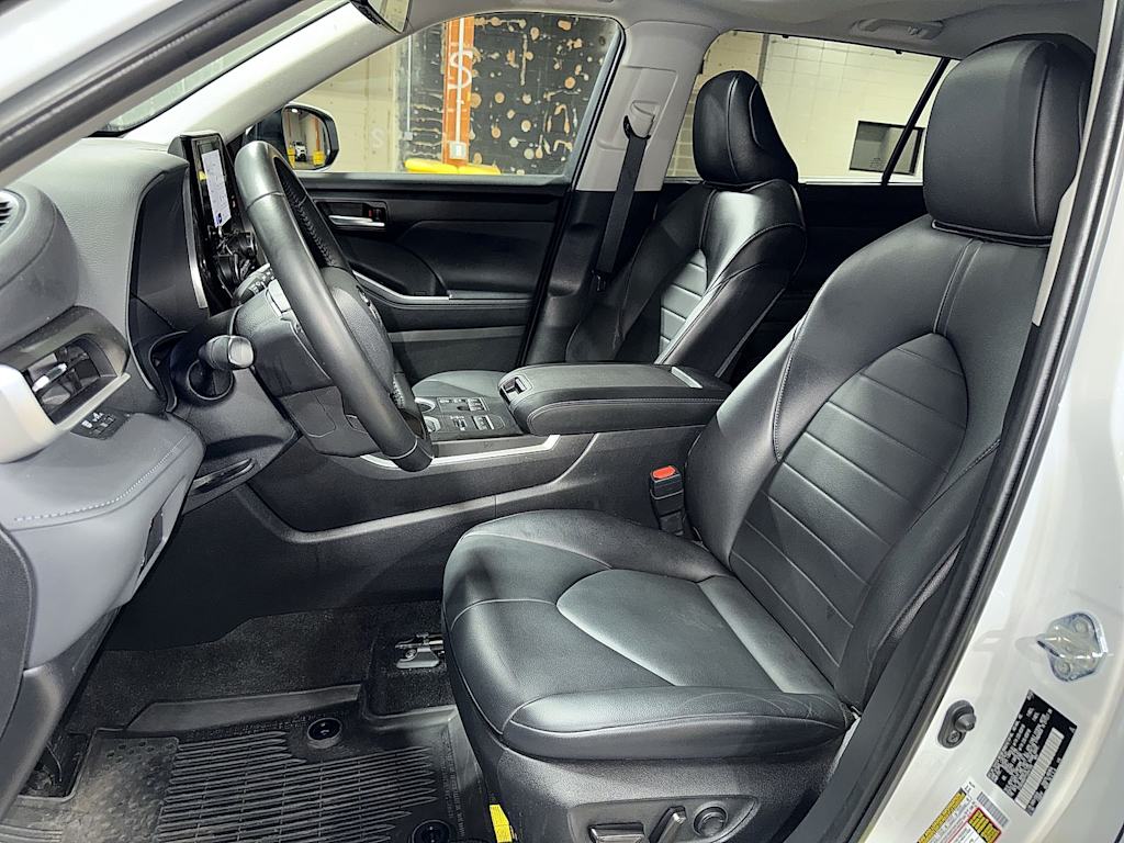 Thumbnail: 2023 Toyota Highlander - 9