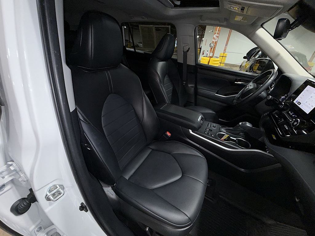 Thumbnail: 2023 Toyota Highlander - 10