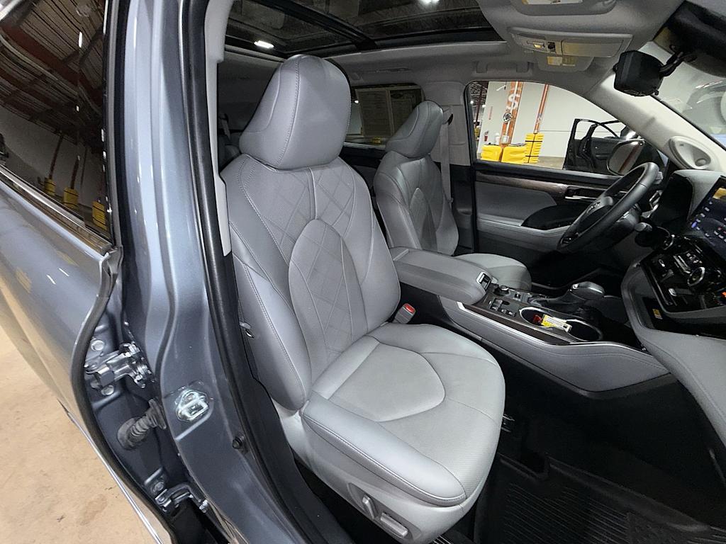 Thumbnail: 2023 Toyota Highlander - 10