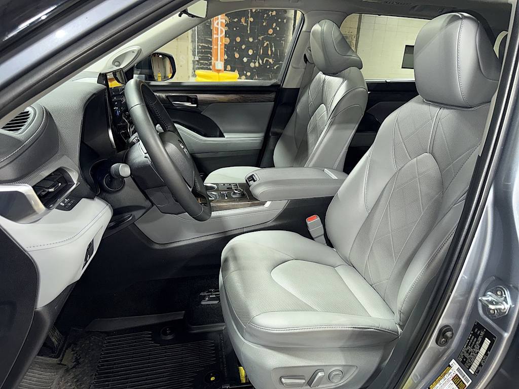 Thumbnail: 2023 Toyota Highlander - 9