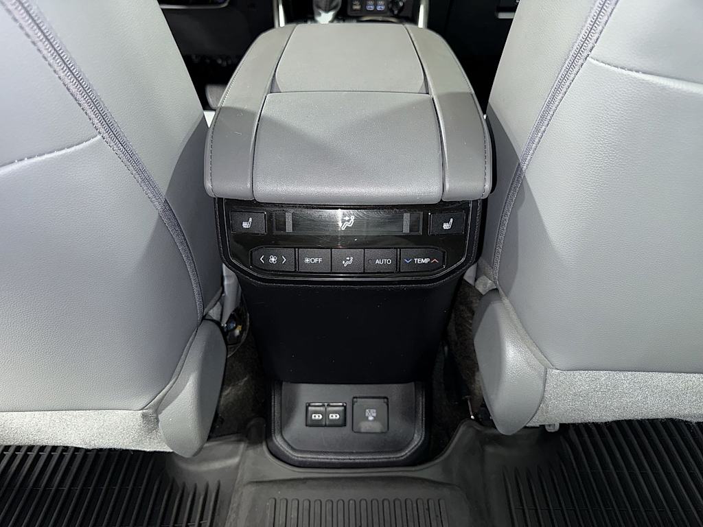 Thumbnail: 2023 Toyota Highlander - 33