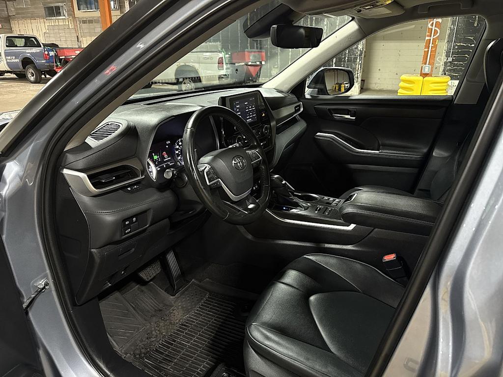 Thumbnail: 2023 Toyota Highlander - 9