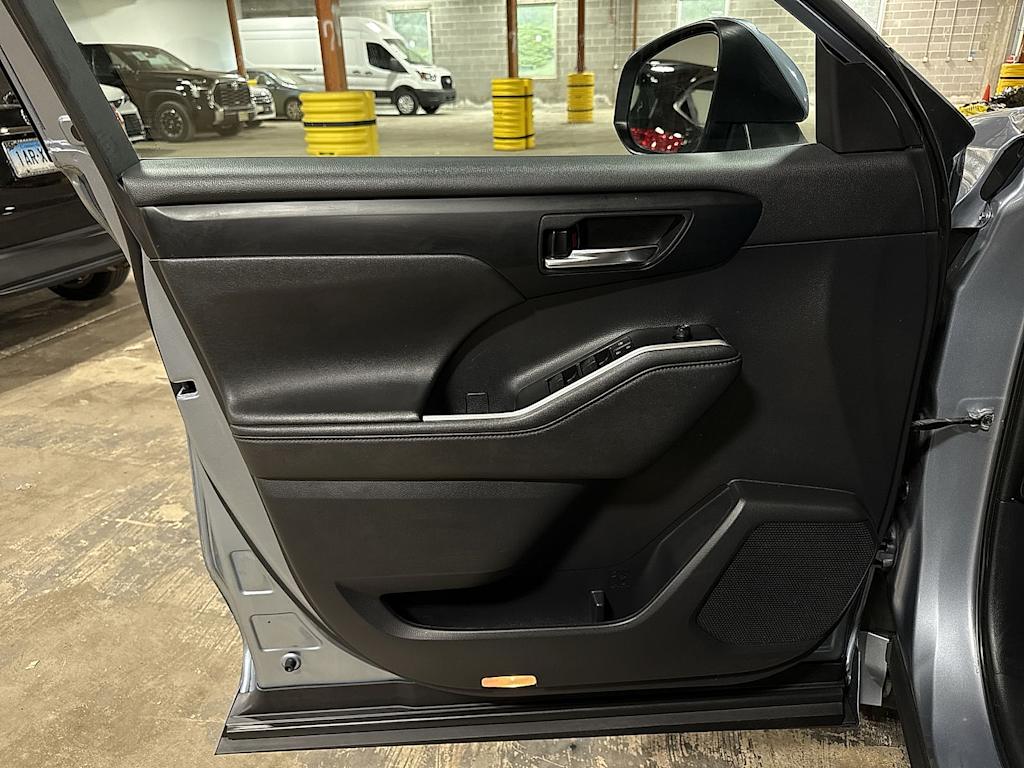 Thumbnail: 2023 Toyota Highlander - 33