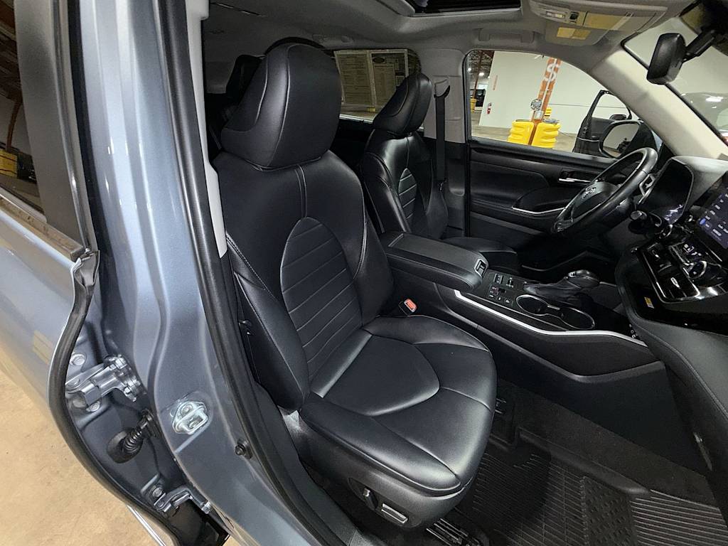 Thumbnail: 2023 Toyota Highlander - 11