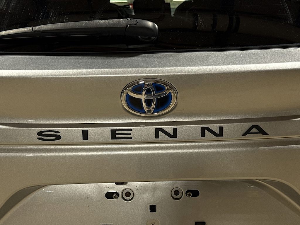 Thumbnail: 2022 Toyota Sienna - 29