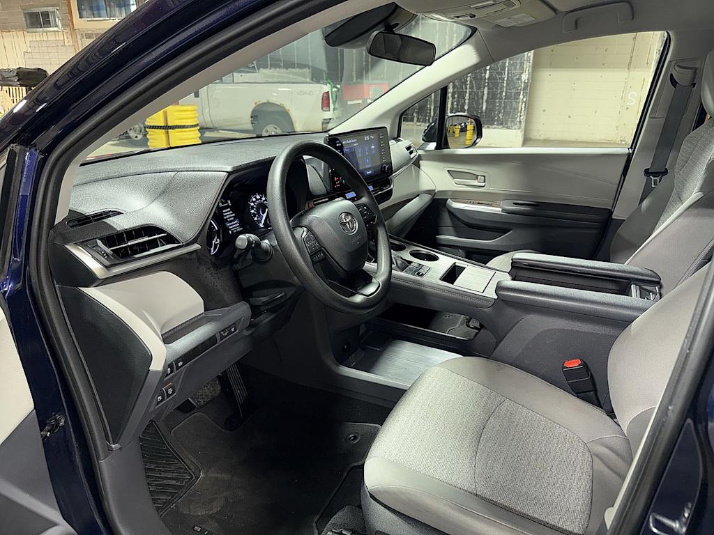 Thumbnail: 2022 Toyota Sienna - 10