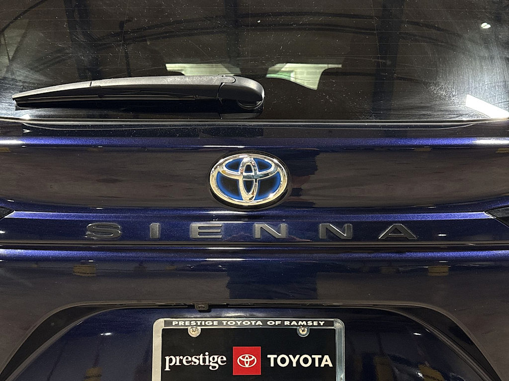 Thumbnail: 2022 Toyota Sienna - 6