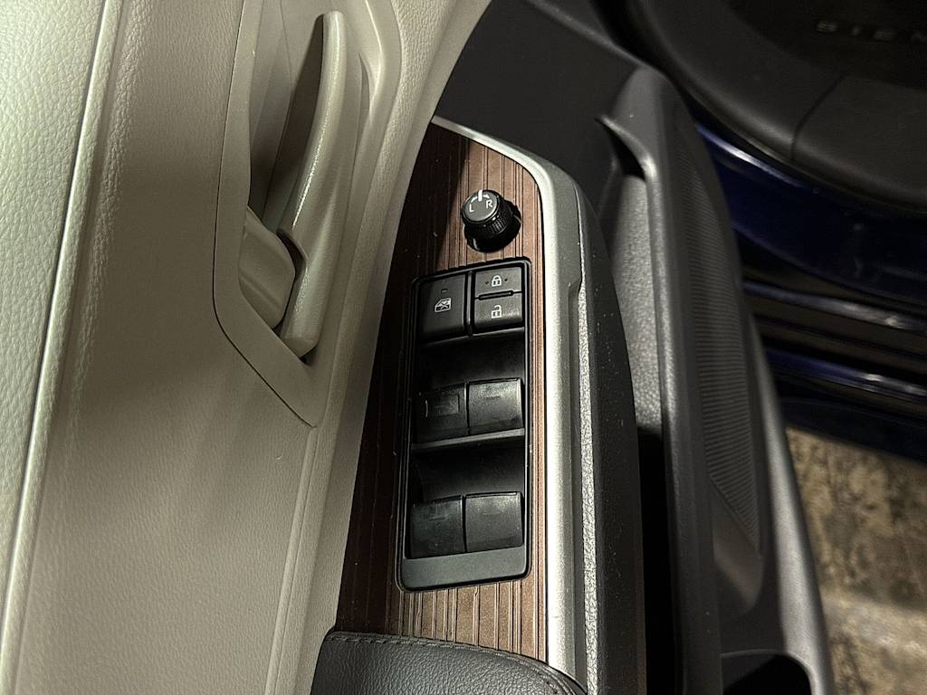 Thumbnail: 2022 Toyota Sienna - 13