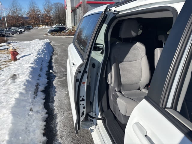 2021 Toyota Sienna LE 12