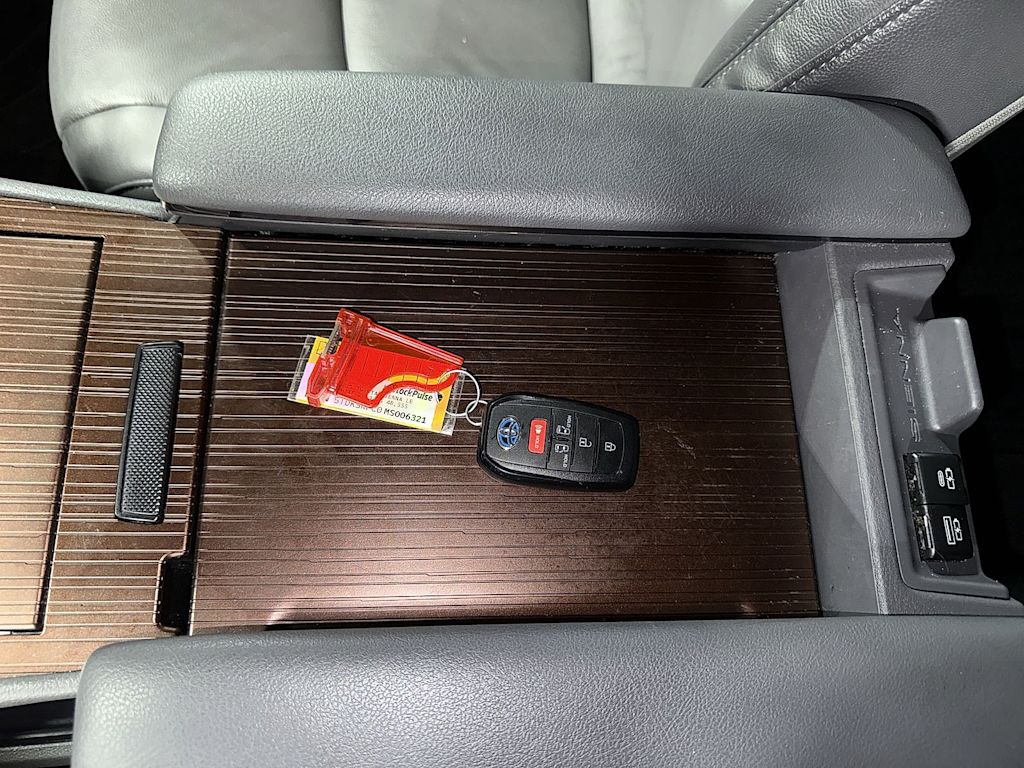 Thumbnail: 2021 Toyota Sienna - 33