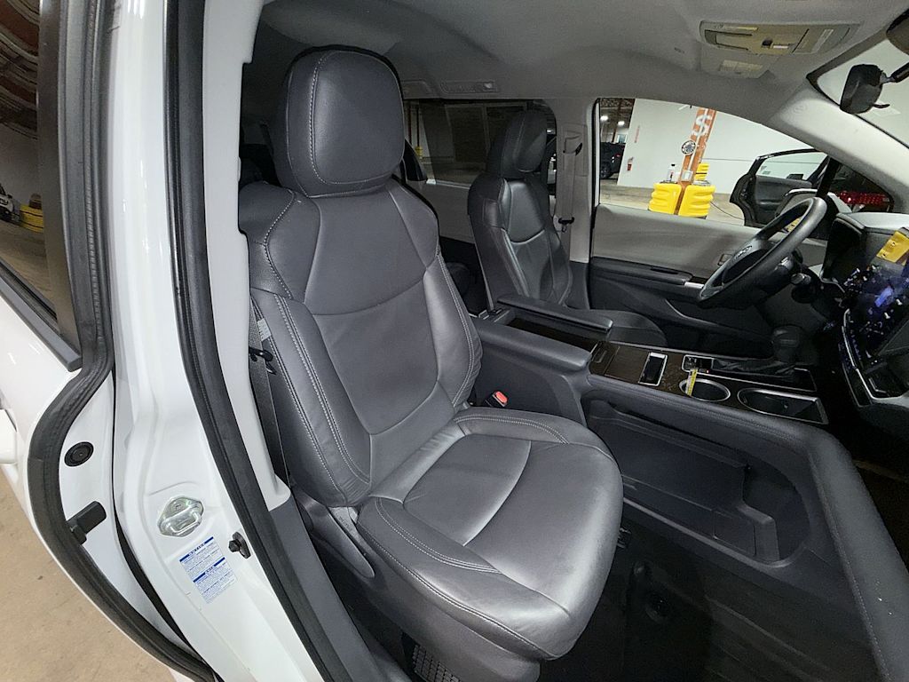 Thumbnail: 2021 Toyota Sienna - 12