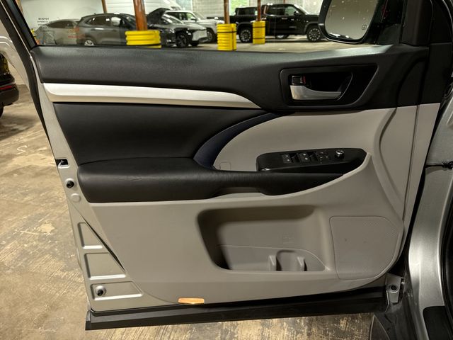 Thumbnail: 2017 Toyota Highlander - 33