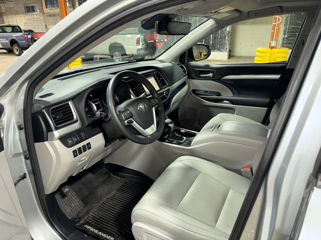 Thumbnail: 2017 Toyota Highlander - 32