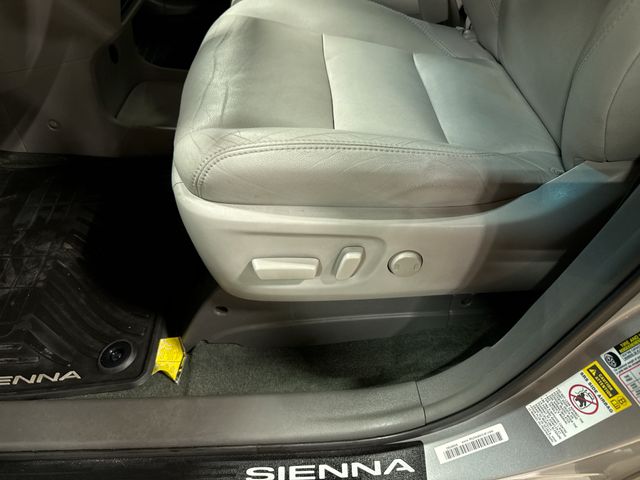 Thumbnail: 2015 Toyota Sienna - 26