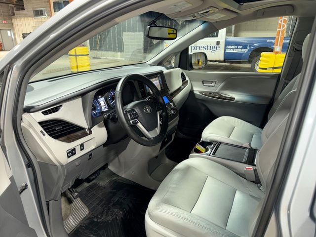 Thumbnail: 2015 Toyota Sienna - 31