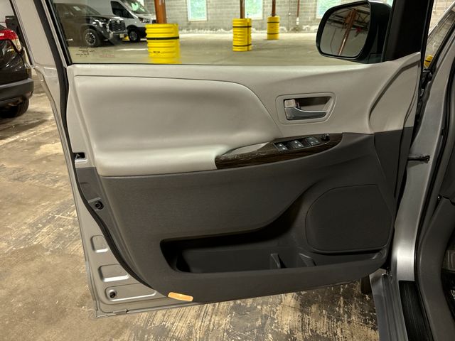 Thumbnail: 2015 Toyota Sienna - 32