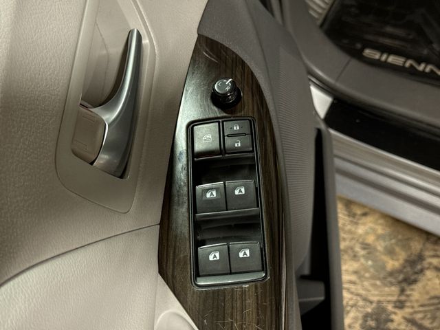 Thumbnail: 2015 Toyota Sienna - 25