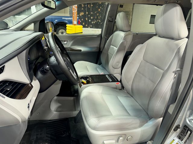 Thumbnail: 2015 Toyota Sienna - 9