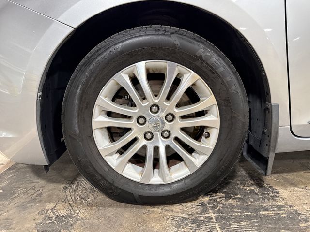 Thumbnail: 2015 Toyota Sienna - 7