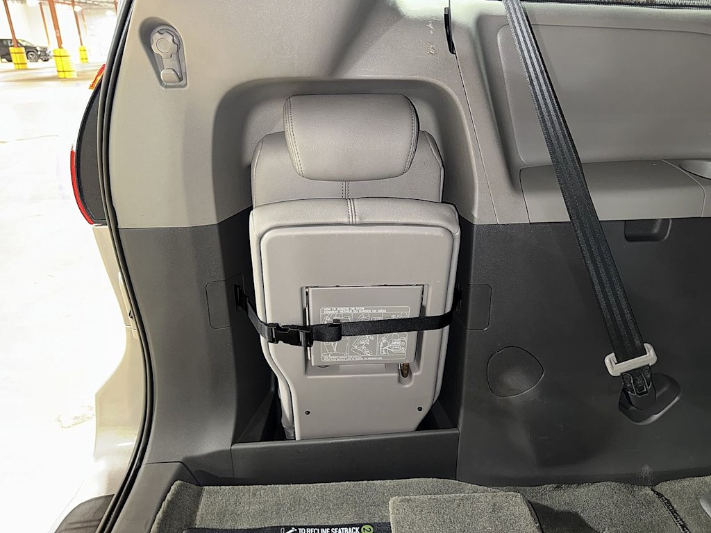 Thumbnail: 2015 Toyota Sienna - 30