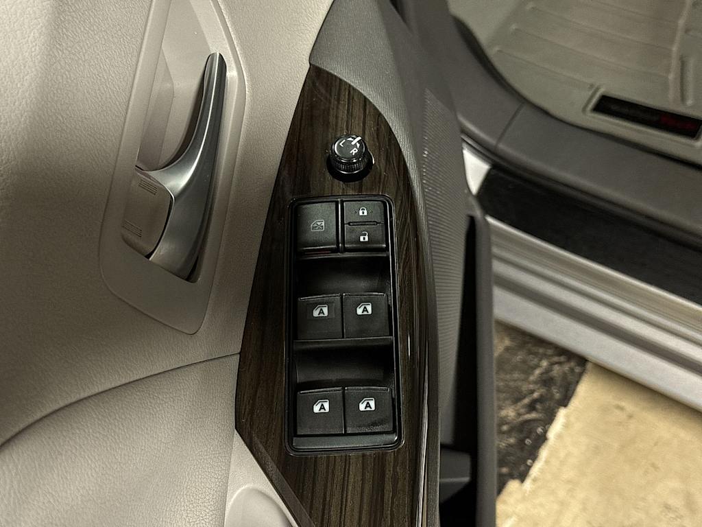 Thumbnail: 2015 Toyota Sienna - 26