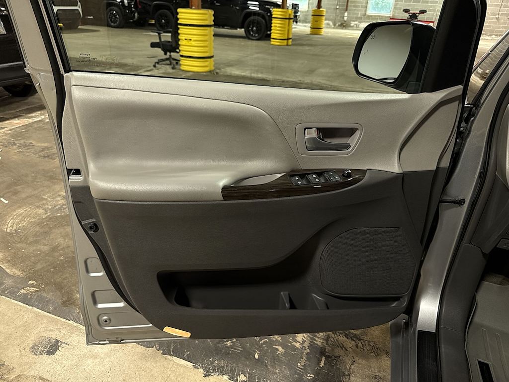 Thumbnail: 2015 Toyota Sienna - 33