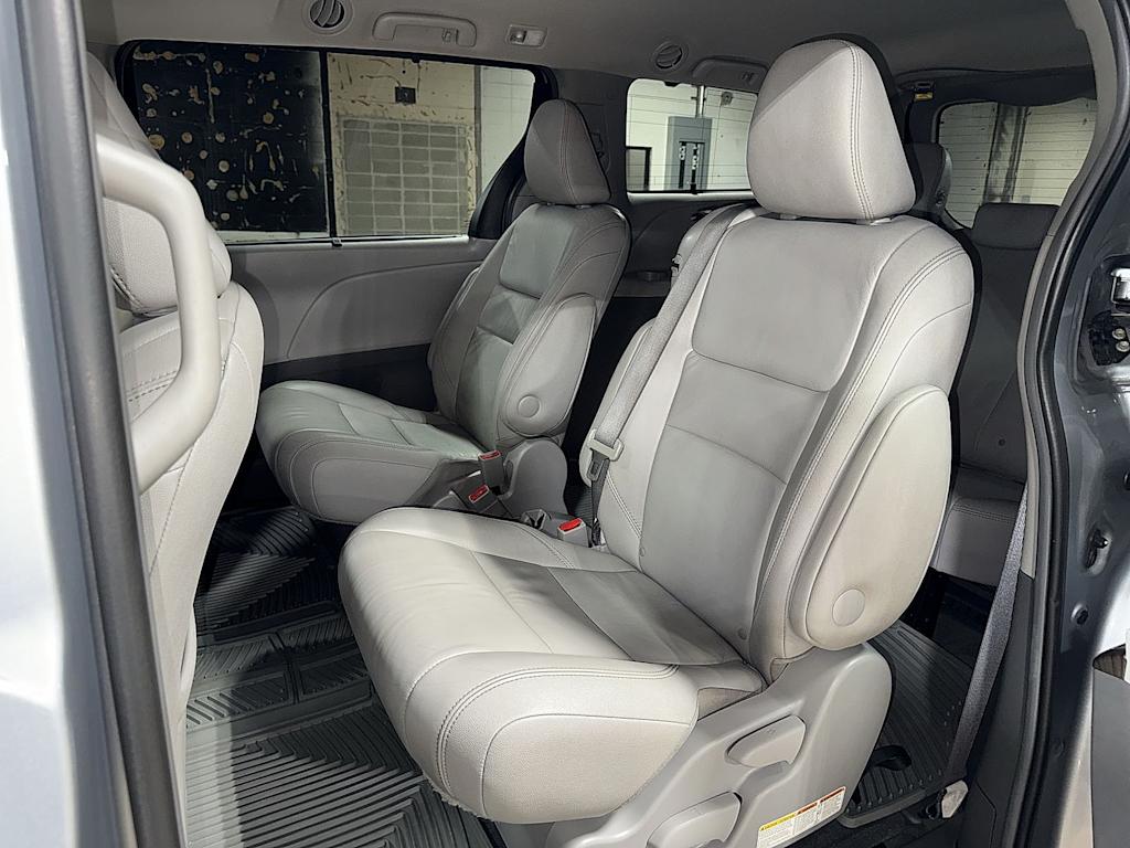 Thumbnail: 2015 Toyota Sienna - 12