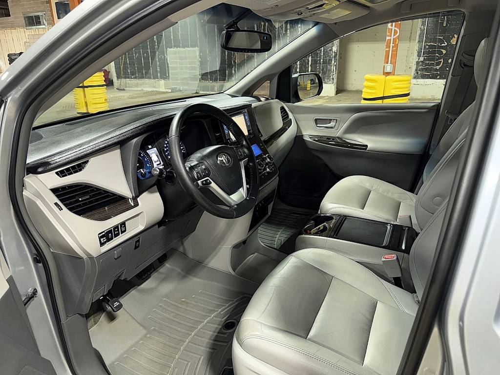 Thumbnail: 2015 Toyota Sienna - 9