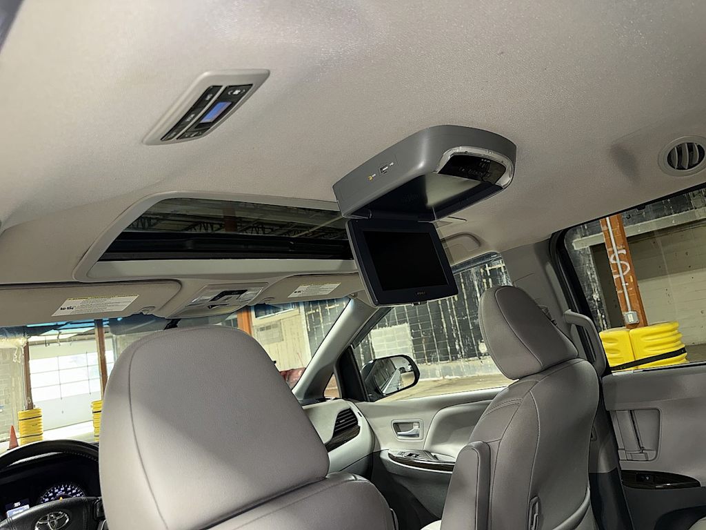 Thumbnail: 2015 Toyota Sienna - 28