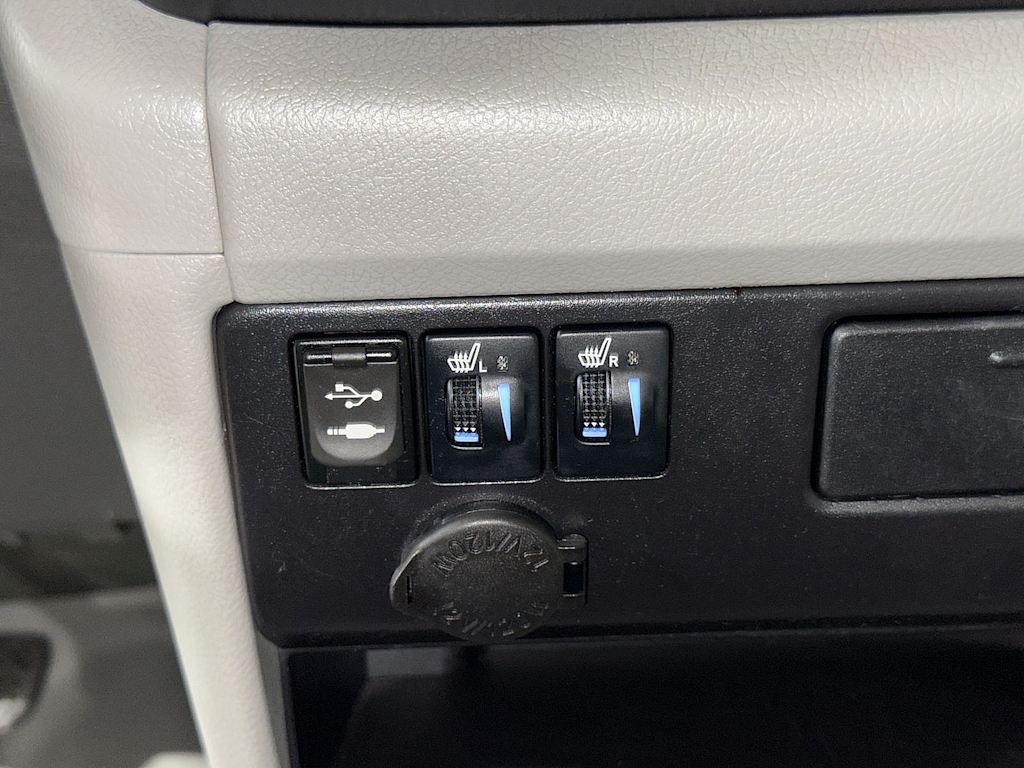 Thumbnail: 2015 Toyota Sienna - 34