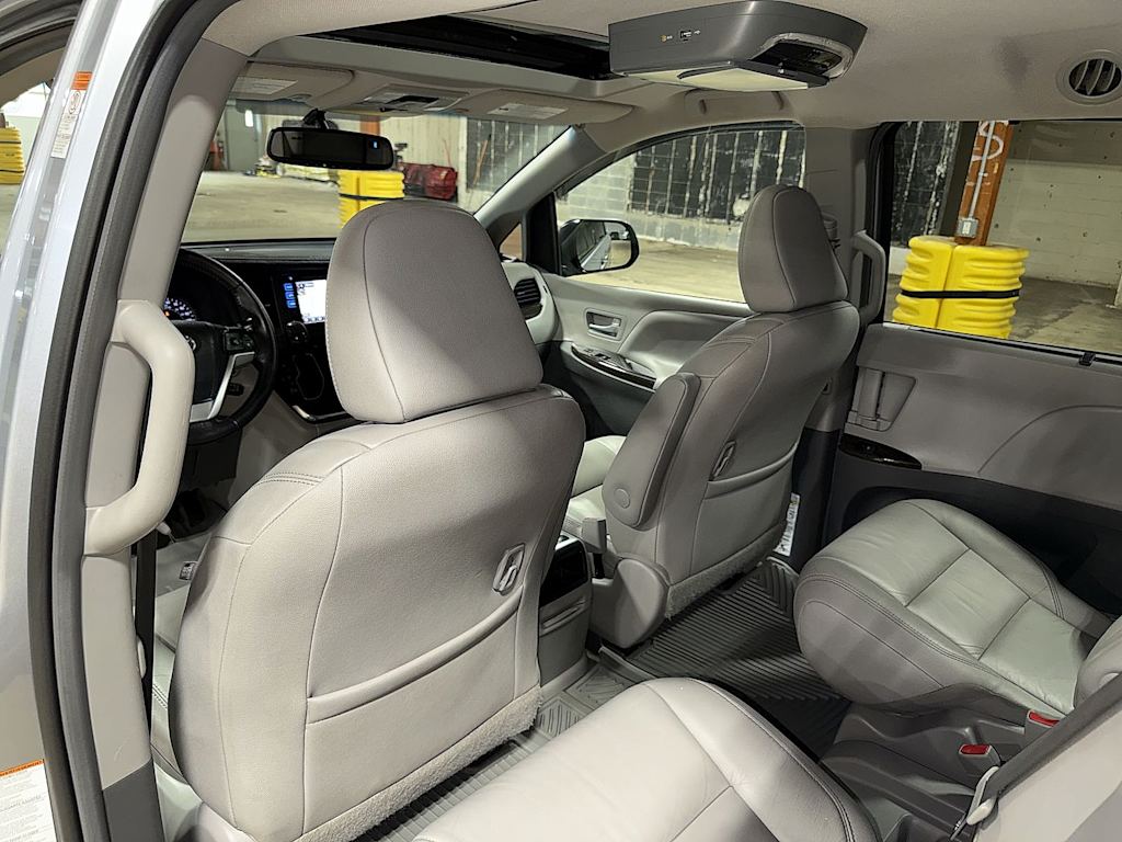 Thumbnail: 2015 Toyota Sienna - 32