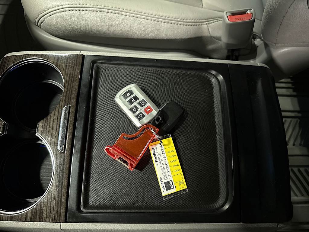 Thumbnail: 2015 Toyota Sienna - 35