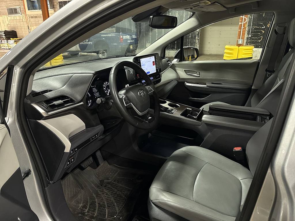 Thumbnail: 2023 Toyota Sienna - 32