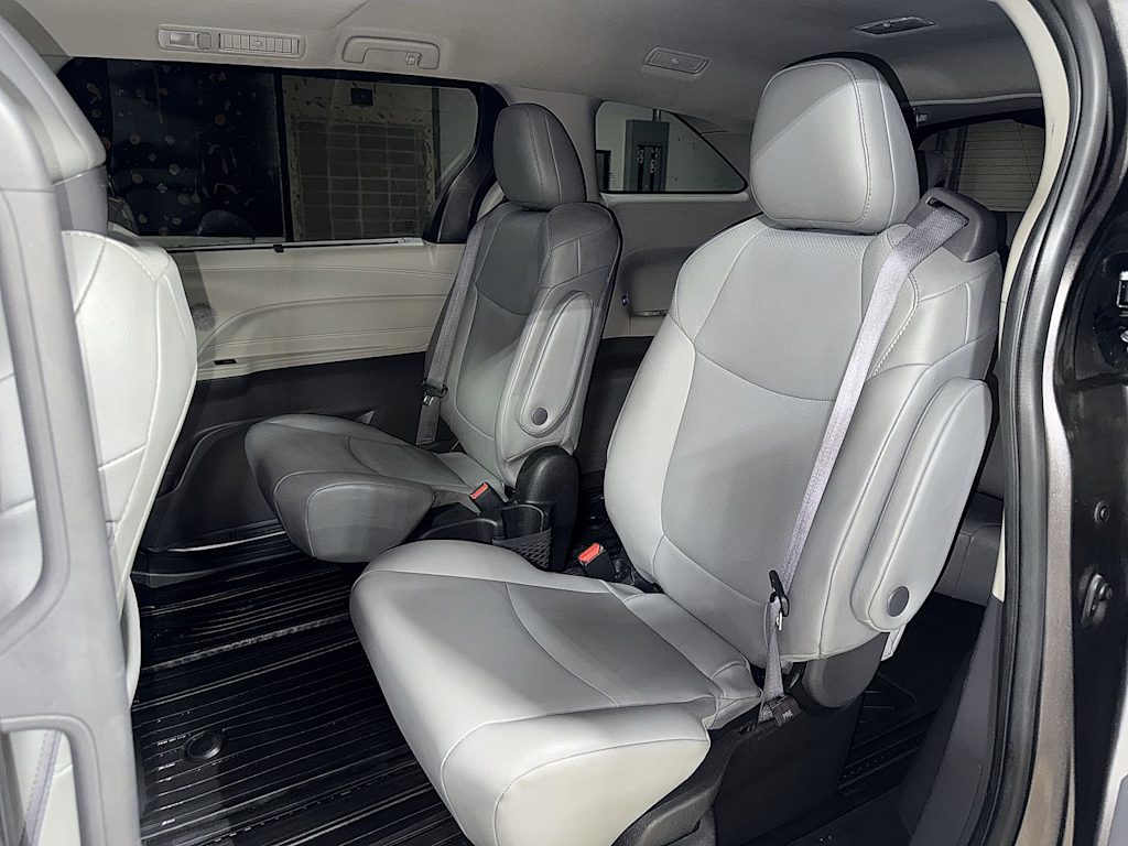 Thumbnail: 2022 Toyota Sienna - 12