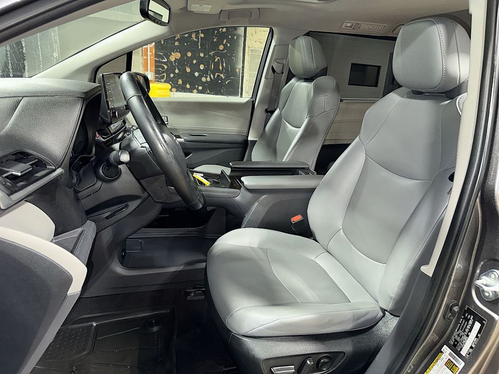 Thumbnail: 2022 Toyota Sienna - 10