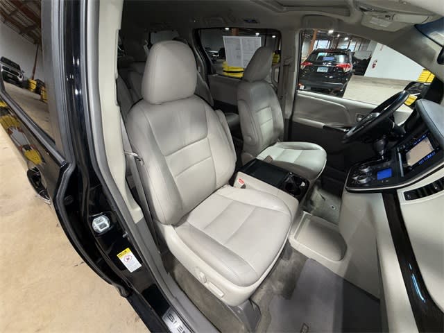 2017 Toyota Sienna XLE 10