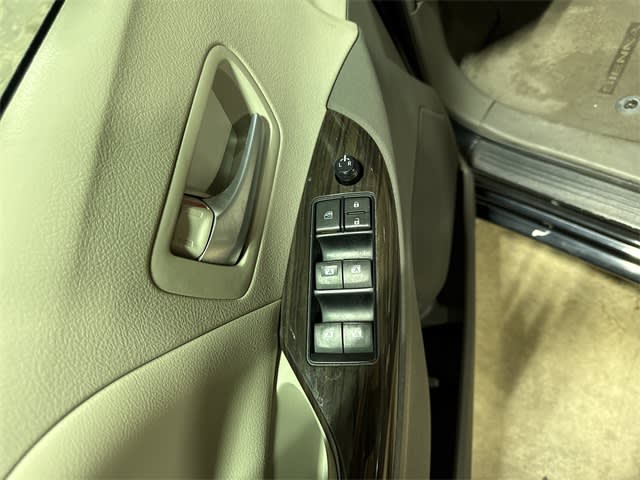 2017 Toyota Sienna XLE 25