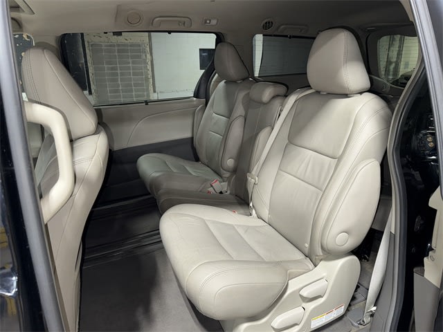 2017 Toyota Sienna XLE 11