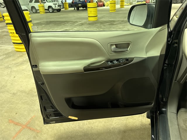 2017 Toyota Sienna XLE 29