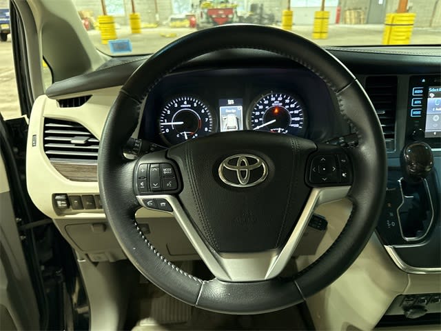 2017 Toyota Sienna XLE 2