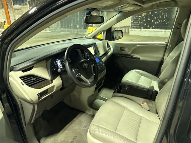 2017 Toyota Sienna XLE 8