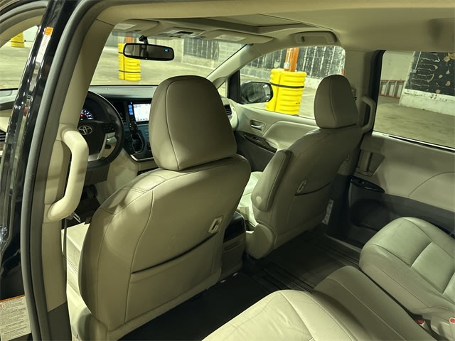 2017 Toyota Sienna XLE 28